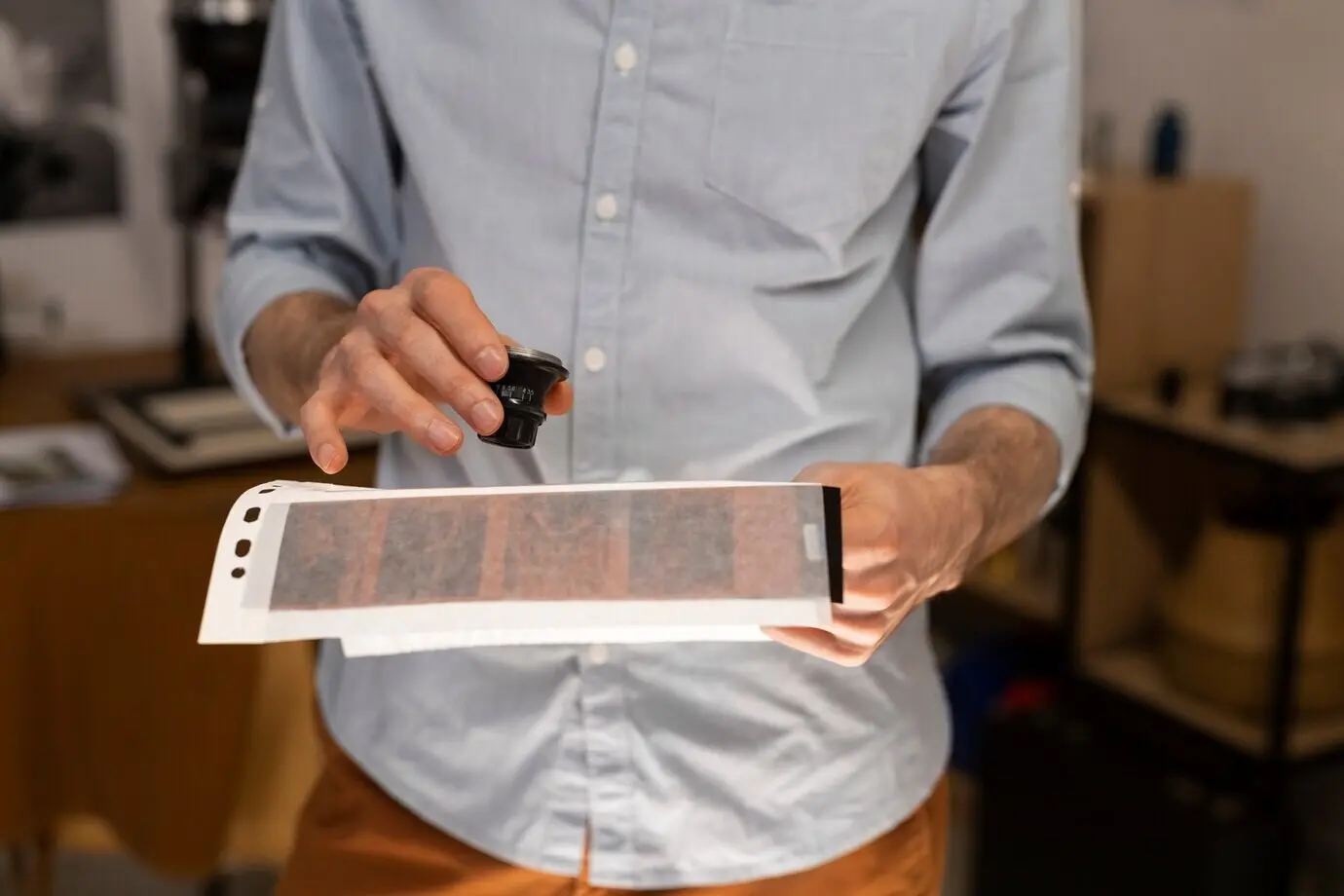 Aus hohem Blickwinkel aufgenommener Mann, der in einem dunklen Raum arbeitet.